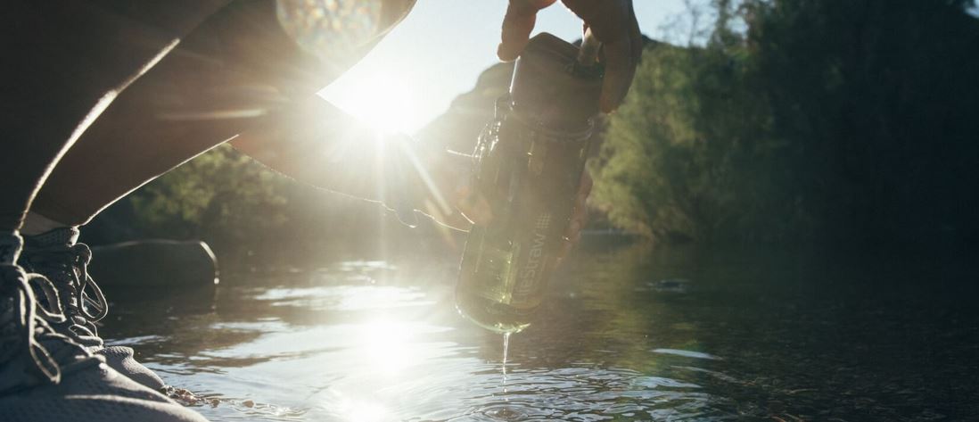 Vodní filtr LifeStraw go2 v přírodě